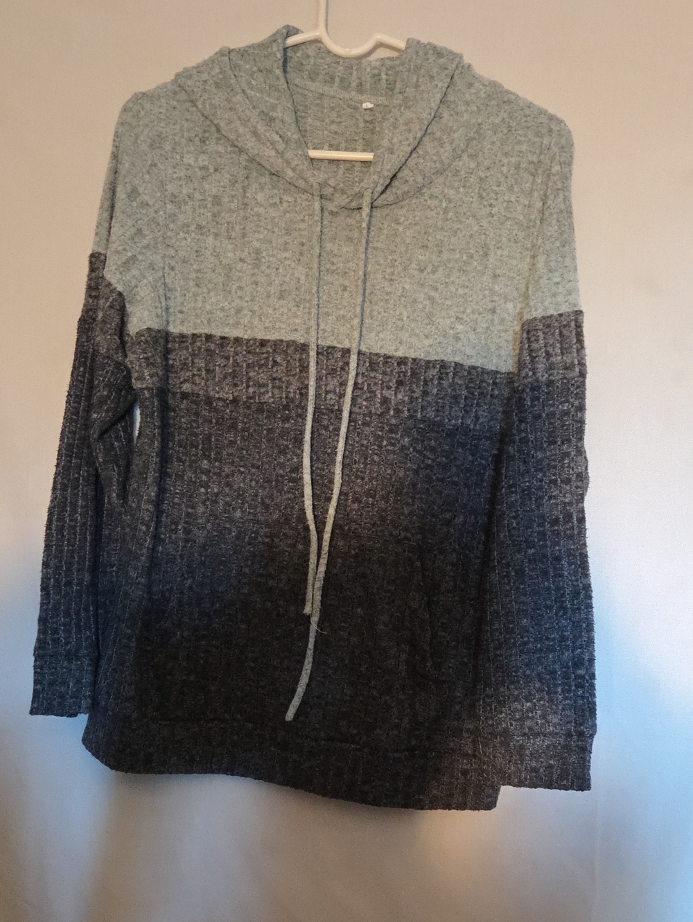 Colorblock Hooded Knit Sweater in Light Gray and Charcoal